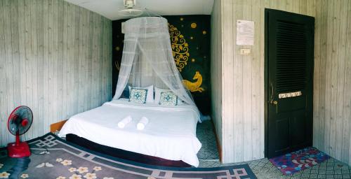 NongkhiawOu River House的一间卧室配有一张带天蓬的床