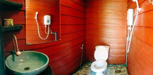 NongkhiawOu River House的一间带水槽和卫生间的小浴室
