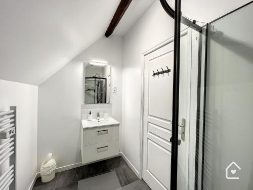 沙泰勒罗Les studios d'Elina的白色的浴室设有水槽和镜子