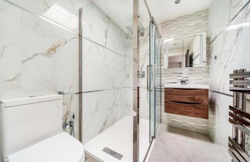 PinnerModern Family Home in Greater London的带淋浴、卫生间和盥洗盆的浴室
