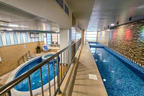 多哈萨拉亚滨海酒店 的大楼内的大型游泳池