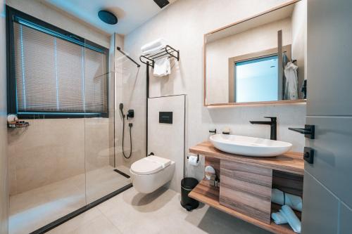 博德鲁姆KHAI HOTEL BODRUM的一间带水槽、卫生间和淋浴的浴室