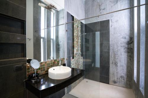 芭东海滩西瑞拉特海景别墅的一间带水槽和镜子的浴室