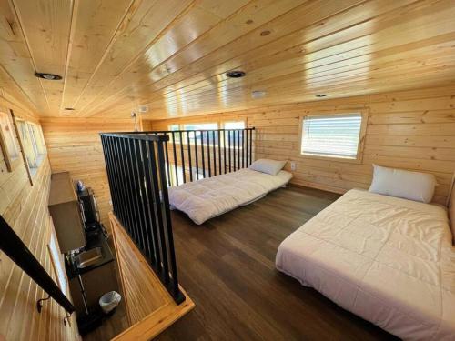 瓦莱065 Star Gazing Tiny Home nr Grand Canyon South Rim Sleeps 8的小木屋内带两张床的房间