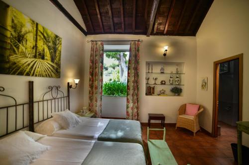 艾尔考迪乔Cortijo San Ignacio的一间卧室设有一张大床和一个窗户。