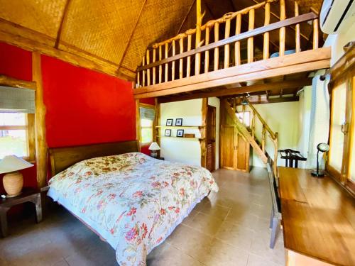 Ban ThamAt Home Chiang Dao, Pooch Lovers的一间卧室设有一张床和木制楼梯。