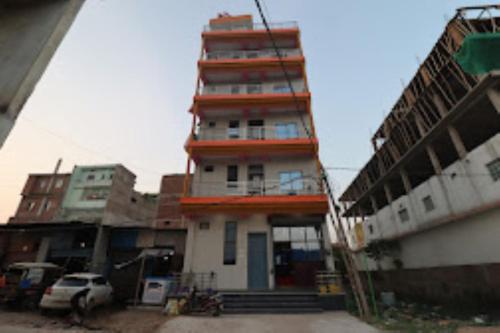 GulzārbāghHotel Friends Inn ,Jakariyapur的一座高大的建筑,上面设有一个阳台