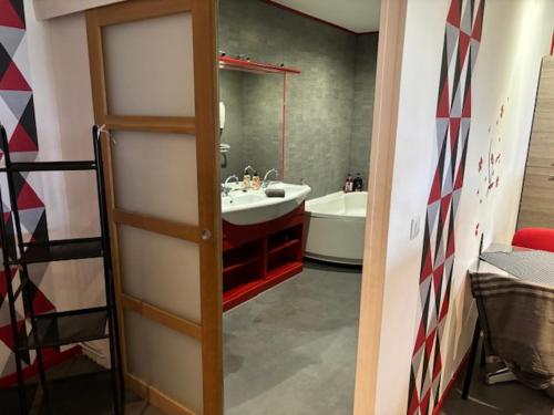 沃韦尔Grand studio avec terrasse的一间带水槽和镜子的浴室