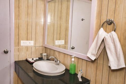 ShādipurPeerless Resort Port Blair的一间带水槽和镜子的浴室