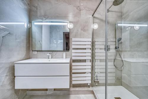 布洛涅-比扬古Superbe 2 pièces 52 m2 refait à neuf Boulogne Nord - Superb brand new 1 bedroom appartement North of Boulogne的一间带水槽和淋浴的浴室