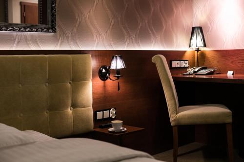 若雷卡姆利奥尼酒店及水疗中心的酒店客房配有一张床、一张书桌和一部电话