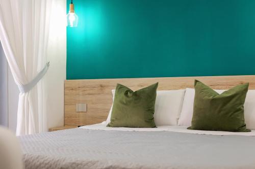那不勒斯U259 B&b的一间卧室配有带绿色和白色枕头的床