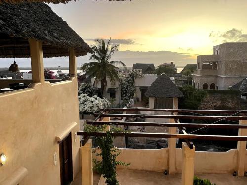 拉穆Ttunu House的从度假村的阳台上可欣赏到风景。