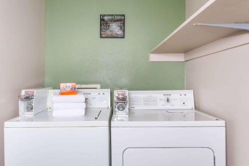 罗克斯普林罗克斯普林速8酒店 的洗衣房配有洗衣机和烘干机