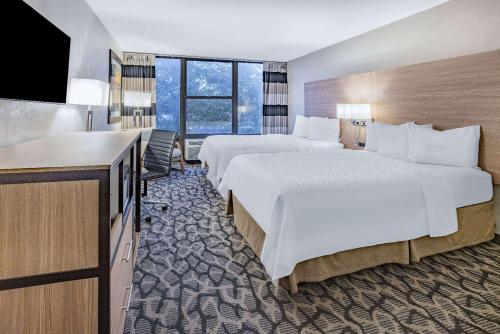 西大西洋城华美达酒店的酒店客房设有两张床和一台平面电视。
