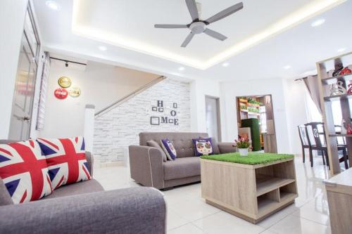 新山Bukit Indah 8-16 Pax 5Min to Aeon Mall的客厅配有两张沙发和一张桌子