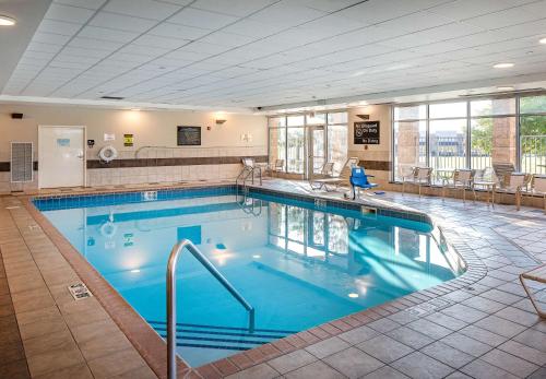 拉维斯塔西南奥马哈拉维斯塔希尔顿恒庭旅馆&套房酒店的在酒店房间的一个大型游泳池