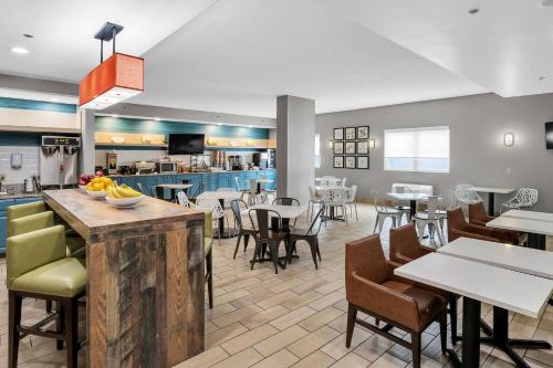 柏斯海滩Country Inn & Suites by Radisson Rehoboth Beach - Dewey的一间带桌椅的餐厅和一间自助餐厅