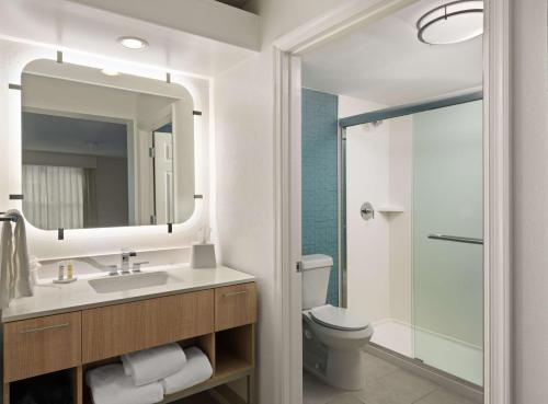 玛丽湖玛丽湖希尔顿惠庭套房酒店的一间带水槽、卫生间和镜子的浴室