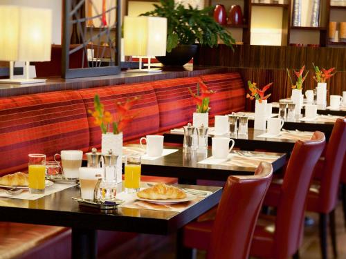 日内瓦日内瓦瑞享酒店和赌场的用餐室配有桌椅和食物