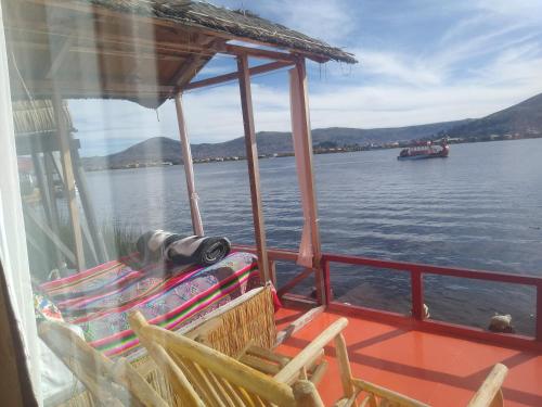 普诺Uros Titicaca Ayni lodge的水上船只,享有水景