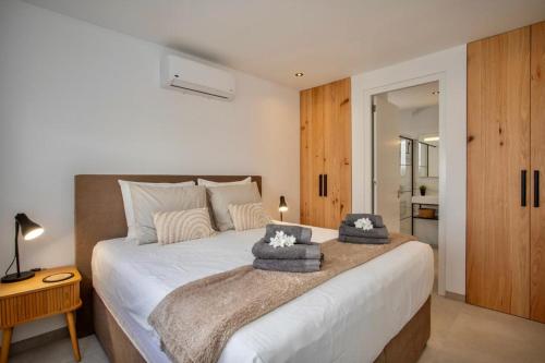 简蒂埃尔Zon&zo Luxurious Apartment in Jan Thiel的一间卧室配有一张大床和两条毛巾