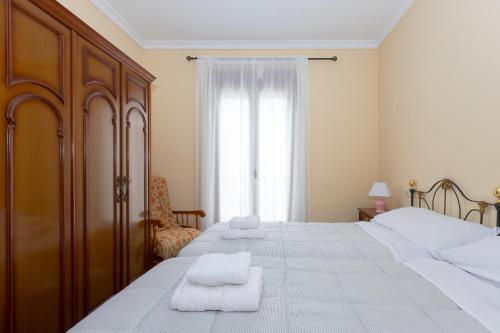马拉加Ardales House的一间卧室设有两张床和窗户。
