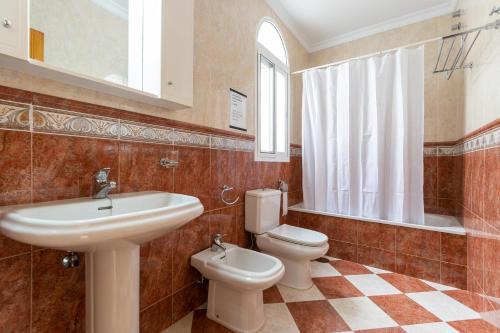 马拉加Ardales House的一间带水槽、卫生间和镜子的浴室