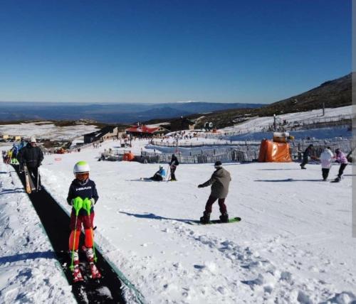 贝哈尔Casa Rural Viñas Perdidas的一群人,在雪覆盖的滑雪场