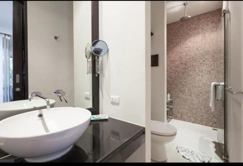 卡塔海滩卡塔花园公寓的两张带水槽和卫生间的浴室图片