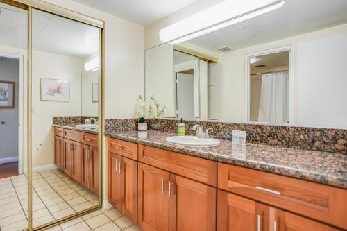 普林斯维尔Hanalei Bay Resort 2301 two的一间带水槽和镜子的浴室