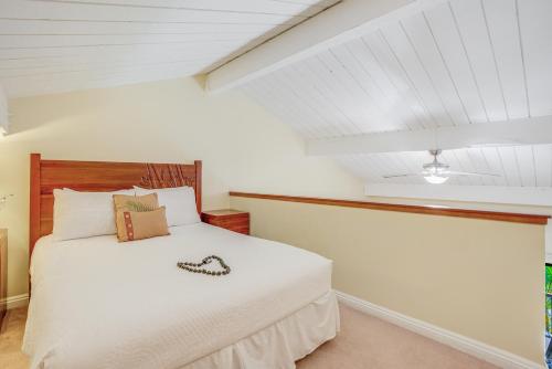 普林斯维尔Hanalei Bay Resort 2301 two的卧室配有白色的床和白色天花板