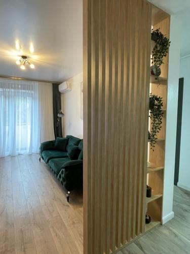 拉姆尼库沃尔恰Apartament central 2 camere的一间客厅,客厅里设有绿色沙发