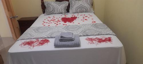 Spanish TownRoyal Vybez Vacation Homes的一张红色血的白色床