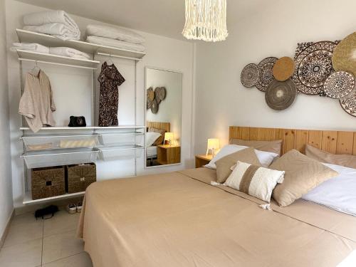 科拉雷侯Villa Rosa Fuerteventura的一间卧室配有一张大床和镜子
