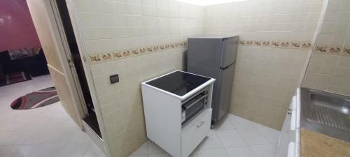 卡萨布兰卡Appartement 2 chambres hay hassani的一间带水槽和冰箱的小厨房