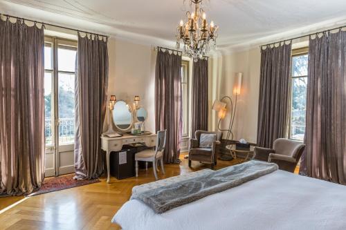 莫尔日伊戈尔宅邸酒店的一间卧室配有一张床、一个梳妆台和镜子