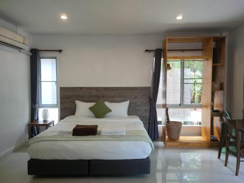 西塔努帕岸岛阿库纳酒店的一间卧室设有一张大床和一个窗户。