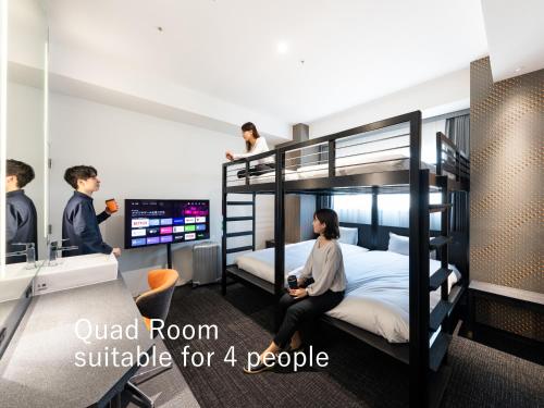 东京sequence SUIDOBASHI - Tokyo的一组人在带双层床的房间里