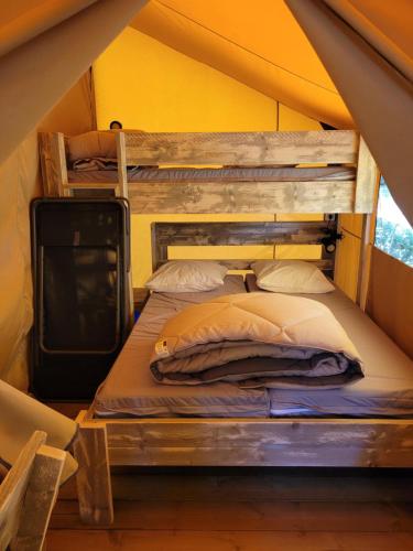 勒格罗-迪鲁瓦Oh! Campings - L'Espiguette的一间帐篷内带两张双层床的卧室