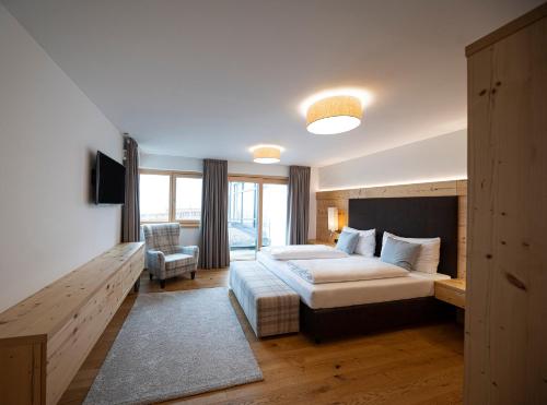 滨湖采尔Lakeside Luxury Apartments的配有一张床和一把椅子的酒店客房