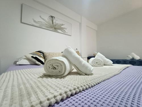 卡拉德费斯特拉特Apartamento, La Cala Vicent&Alba的白色的床,上面有毛巾