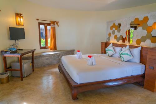 象岛The Tropical Beach Resort的一间卧室配有一张床,上面有两条毛巾