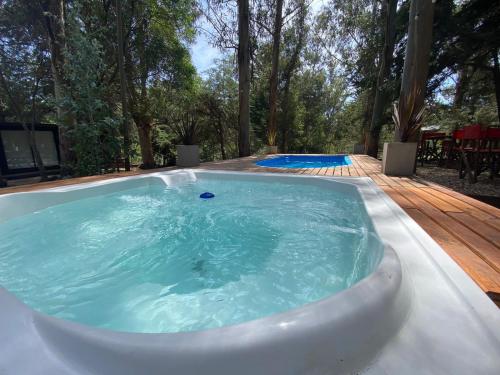 内科切阿Bosque的后院的热水浴池,设有木甲板