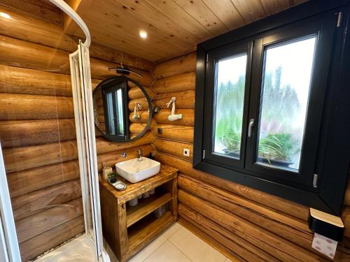 米什科尔茨Rönk Relax的一间带水槽和镜子的浴室