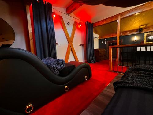 CongénièsLe n°X的一间卧室配有黑色的床和红色的灯光