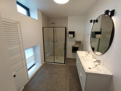 罗什福尔L'Escale Buissonnière - Cosy and quiet house的带淋浴、盥洗盆和镜子的浴室
