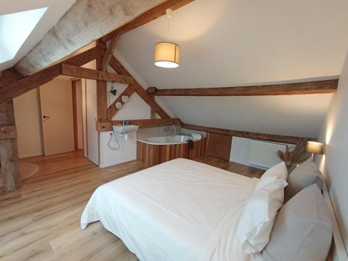 罗什福尔L'Escale Buissonnière - Cosy and quiet house的卧室配有白色的床和水槽