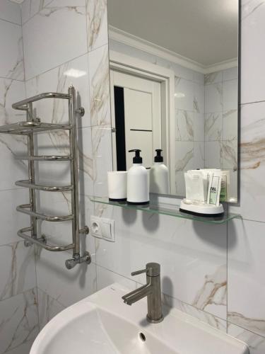 DunaivtsiGallery Elit Hotel的一间带水槽和镜子的浴室