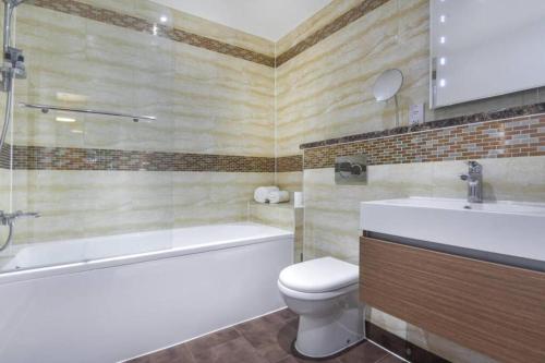 牛津Spacious 2-Bed Apartment in Oxford的浴室配有卫生间、浴缸和水槽。